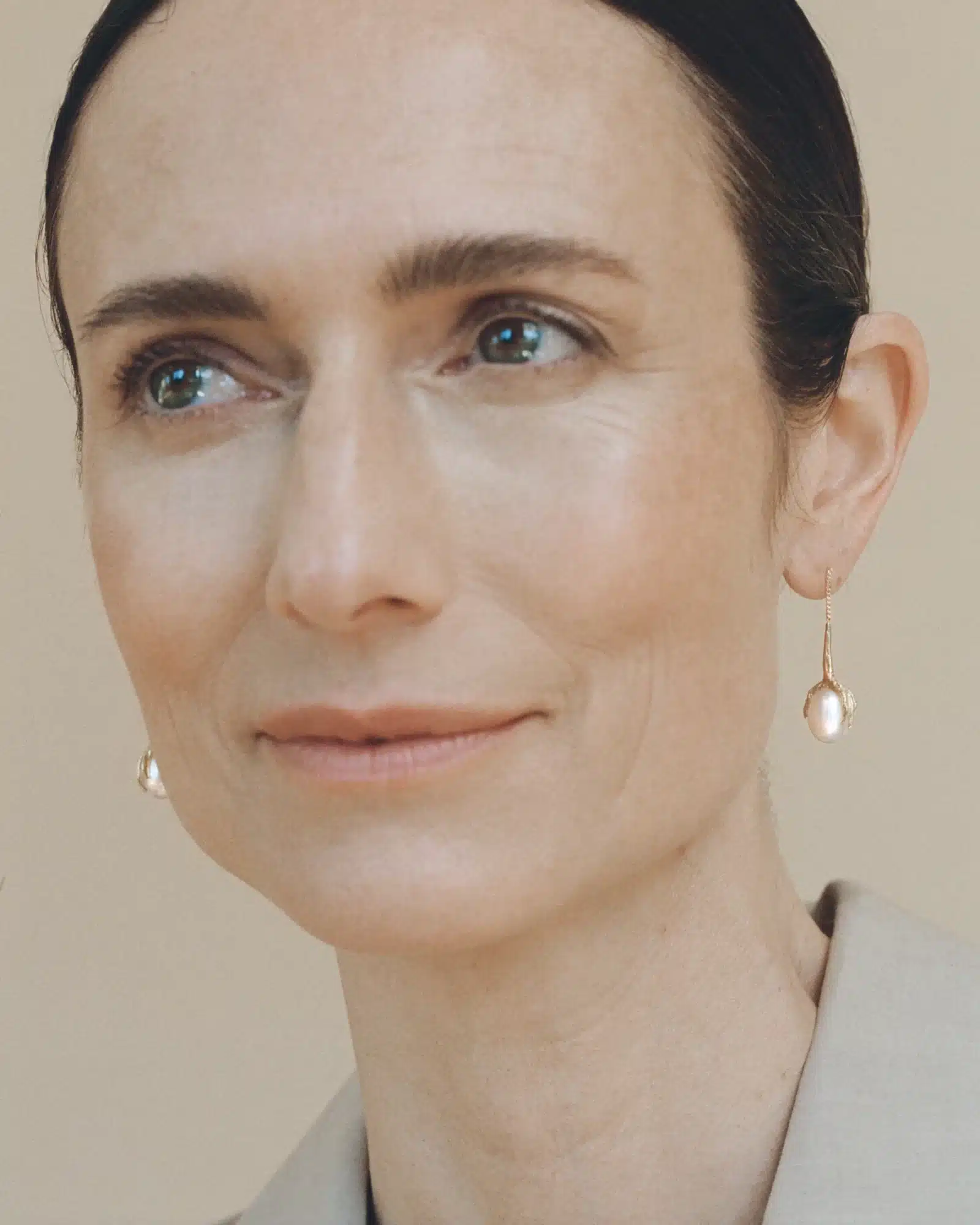 Long signature grigri stud earrings clasping a pearl in 18 ct. gold | Wouters & Hendrix - Afbeelding 2